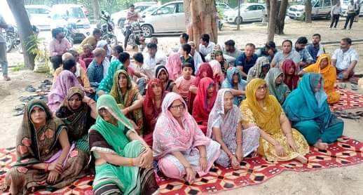 बागपत कलक्ट्रेट में डीएम कार्यालय के बाहर धरने पर बैठे खट्टाप्रहलादपुर गांव के ग्रामीण। संवाद