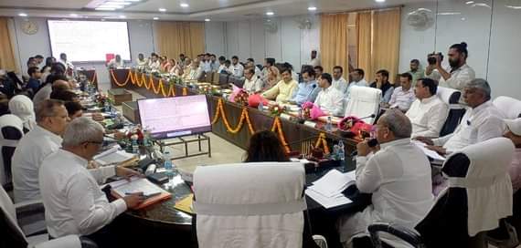 बागपत कलक्ट्रेट स्थित सभागार में अधिकारियों की बैठक लेते सांसद डॉ.राजकुमार सांगवान। संवाद