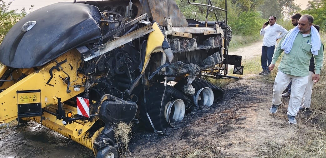 The baler collided with a pole, sparks came out from the wire, and a fire broke out.