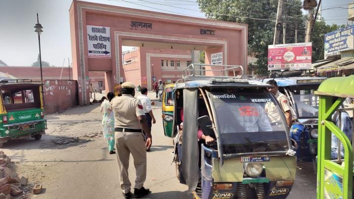 Railway station becomes parking zone, commuters stranded due to arbitrariness of auto drivers