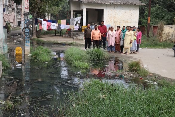 People are troubled due to lack of drainage in Kanshiram Colony located on Barrage Road.
