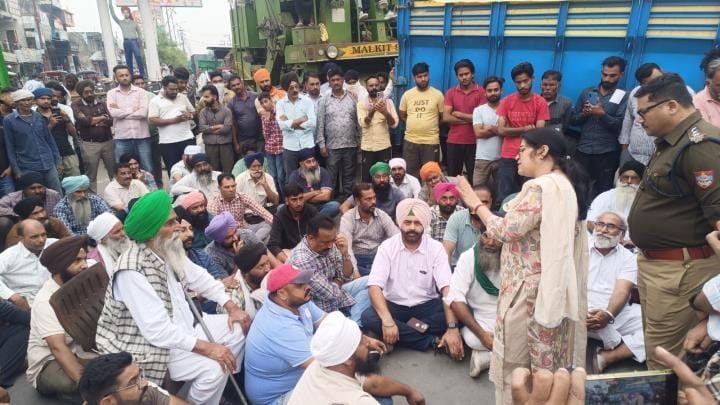 Angry farmers blocked the road after paddy was not weighed.