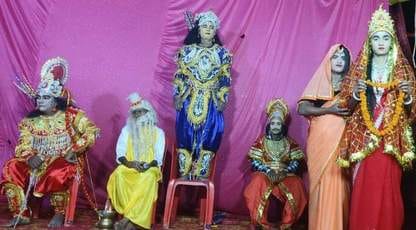 Watching the episode of Lord Parashuram in Ramlila, cheers were raised.