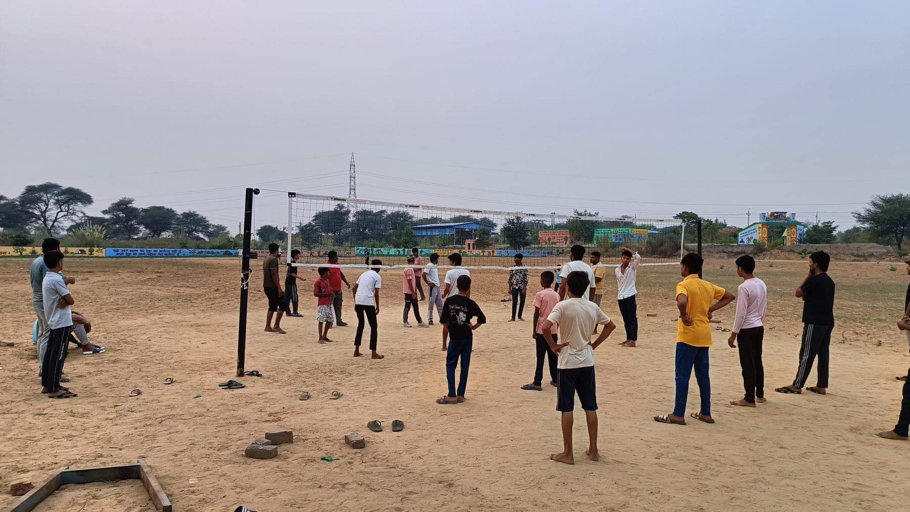 बेरला के खेल मैदान में वॉलीबॉल खेलते खिलाड़ी। संवाद