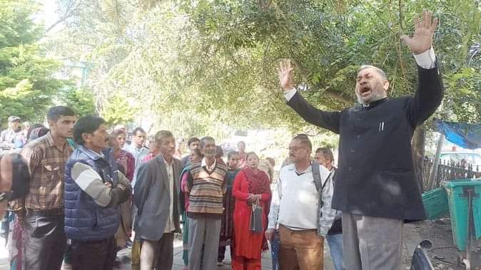 चंबा के चौगान नंबर पांच में प्रदर्शन करते बीजेपी प्रदेश कार्यसमिति सदस्य जय सिंह और अन्य लोग।सं