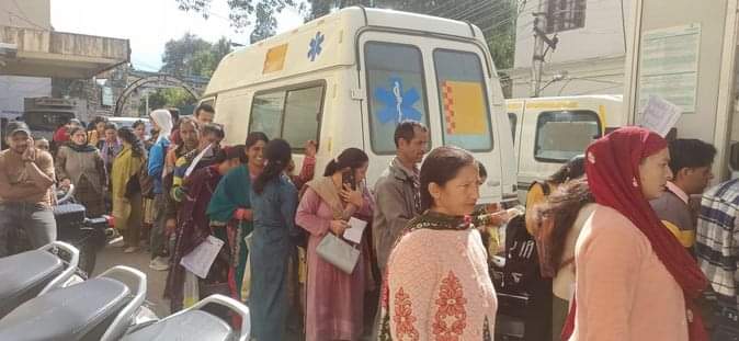 चंबा की क्रस्ना लैब के बाहर टैस्ट करवाने के लिए लोागे की लाईन।संवाद