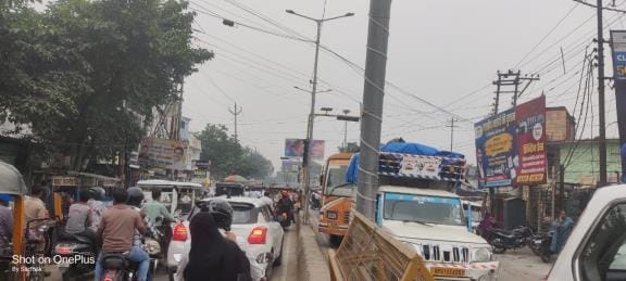 Traffic jams continued in the city, and the police had to struggle.