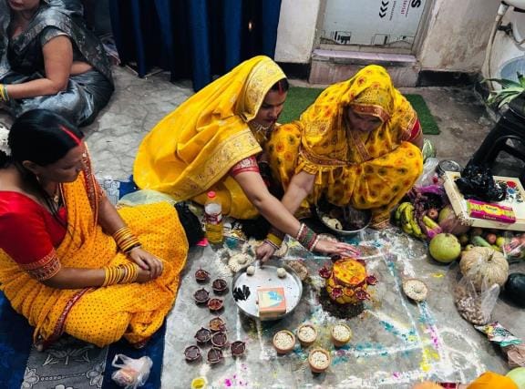 Gorakhpur News: On the third day of Chhath, women filled the Koshi and made a wish.