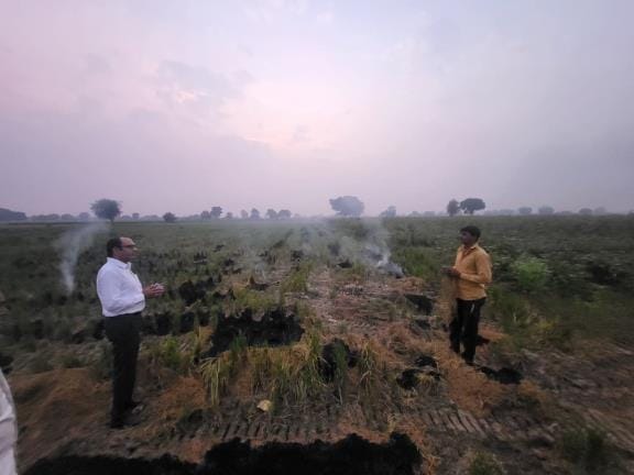 SDM arrives to investigate burning of crop residue, makes farmer write an apology letter