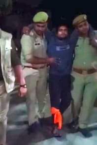 फोटो-01- पुलिस मुठभेड़ में घायल कपिल को ले जाते पुलिस कर्मी। स्रोत: पुलिस विभाग