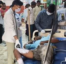 फोटो-03- इमरजेंसी में घायल बिजली कर्मी का उपचार करते चिकित्सक। संवाद