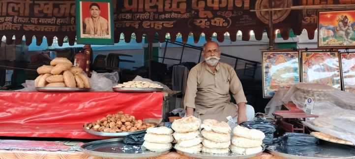 फोटो 15 : झाड़ी शाहा बाबा मेला में खजला की दुकान पर बैठे सुरेंद्र सिंह। संवाद