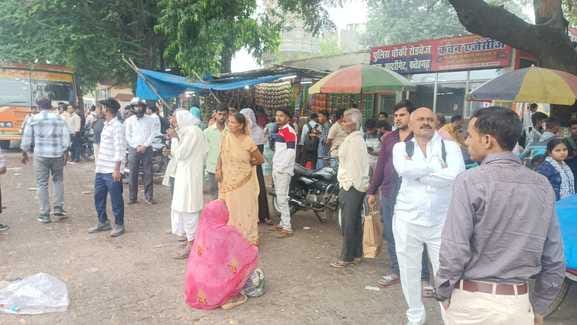 Passengers going to Etah are troubled, crowd at the bus stand
