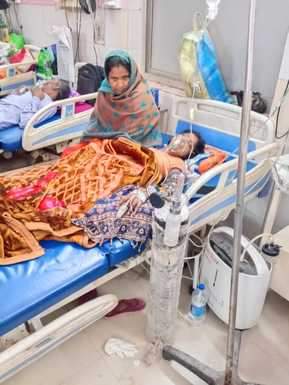 फोटो-16- इमरजेंसी वार्ड में भर्ती मरीज किरन को दी जा रही ऑक्सीजन। संवाद &nbsp;