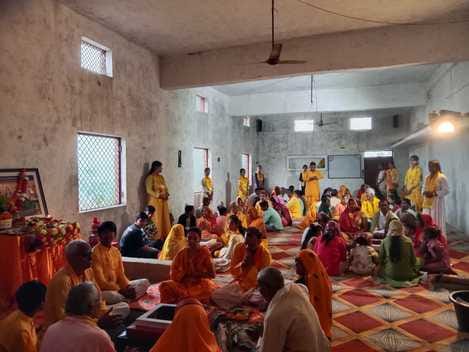 Amidst the rain, devotees listened to the story of Pragya Purana.
