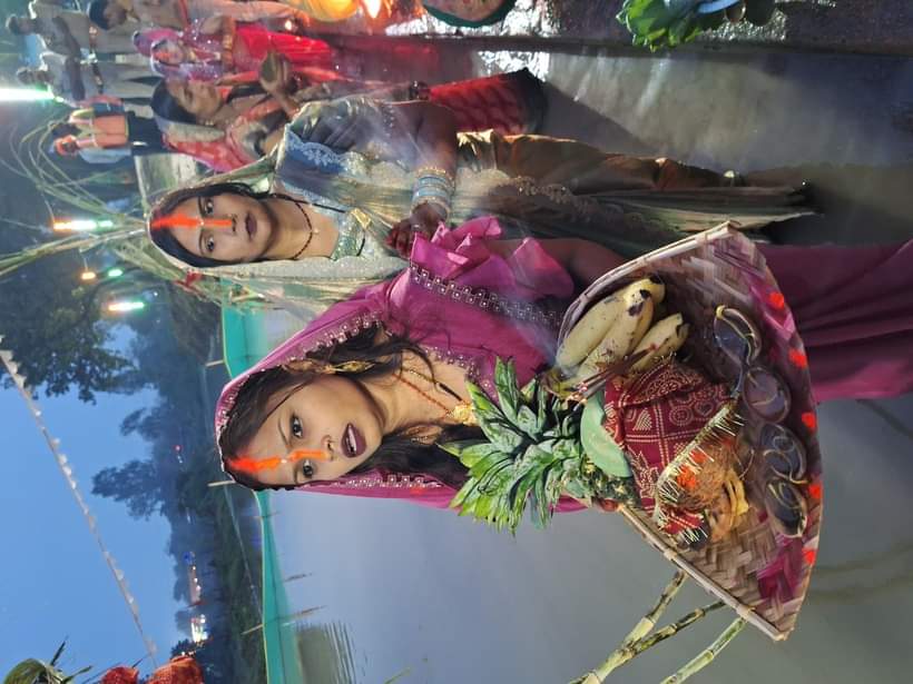 फोटो 27 एचएएमपी 14- सुमेरपुर के तपोभूमि के गायत्री गंगा घाट में डूबते सूर्य को अर्घ्य देती व्रत