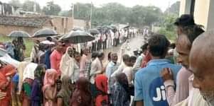 फोटो 27 एमएएचपी 19 परिचय-बारिश के बीच छतरी व पॉलिथीन ढककर लाइन में खड़े किसान। संवाद