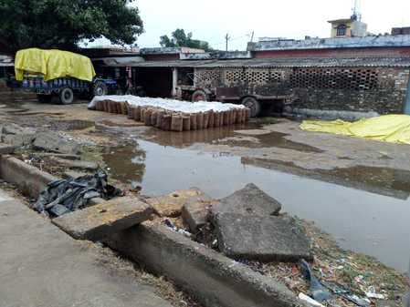 Galla Mandi was filled with mud after a day's rain