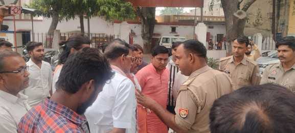VHP officials enraged by report on organization minister, protest at police stationVHP officials enraged by report on organization minister, protest at police station