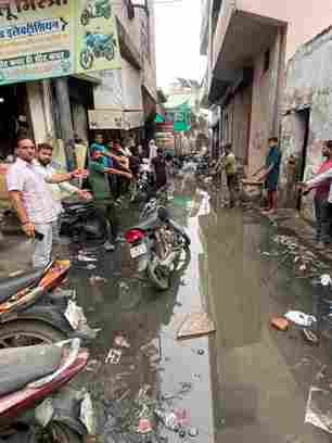 Sewer blockage in Saini Market, people troubled by foul smell