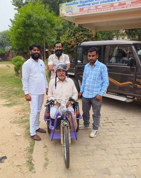 Ward representatives provided e-rickshaws to the needy.