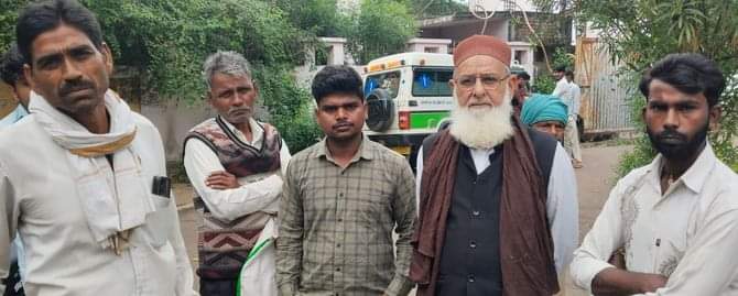 फोटो18गांव म्यासुर में हुई वृद्ध की मौत के बारे में पोस्टमार्टम गृह पर जानकारी देते परिजन। सं