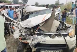 फोटो26गंजडुंडवारा में रोडवेज बस की टक्कर से क्षतिग्रस्त हुई कार को देखते लोग। संवाद