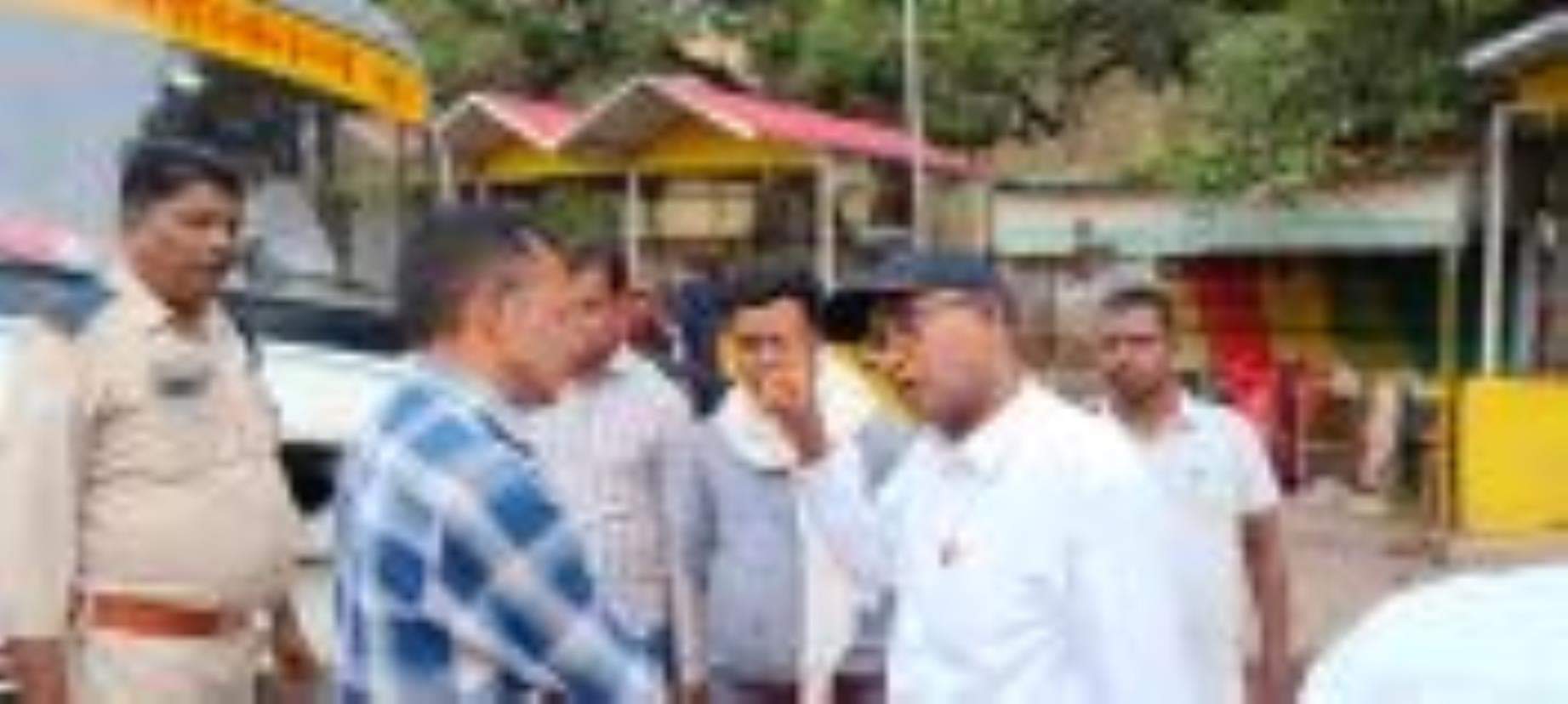 गुरुनानक चौराहे के पास बस संचालकों निर्देश देते एआरटीओ आरसी भारतीय। - संवाद 