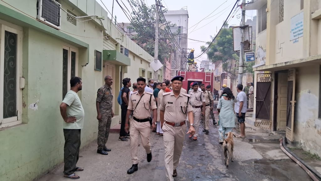 Muzaffarpur Bihar news : fire broke out in electric godown due to fire crakers on chhath pooja