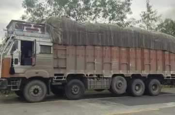 घटनास्थल पर खड़ा ट्रक