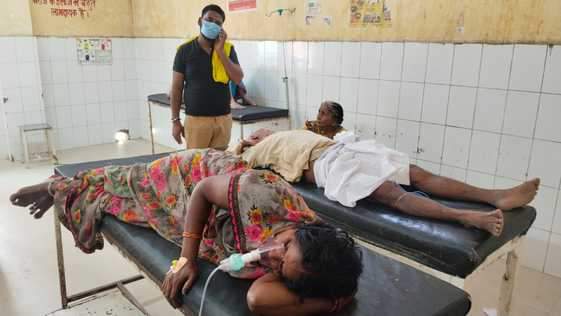 जिला अस्पताल आपातकालीन कक्ष में मरीजों का सांस लेने में दिक्कत होने पर लगाया गया ऑक्सीजन।संवाद