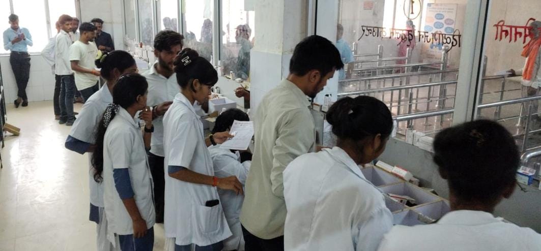 No pharmacists, trainee students are distributing medicines to patients.