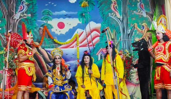 जलालपुर के फत्तेहपुर मोहिबपुर में रामलीला मंचन के दौरान का दृश्य