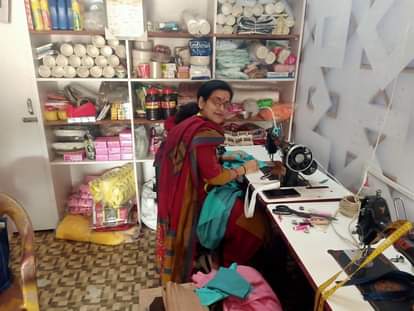 कंचन मेहता अपने बूटीक में सिलाई का काम करते हुए। स्त्रोत : संवाद