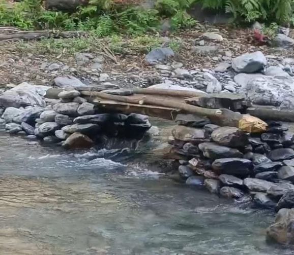Villagers risk their lives to cross the Saal ravine
