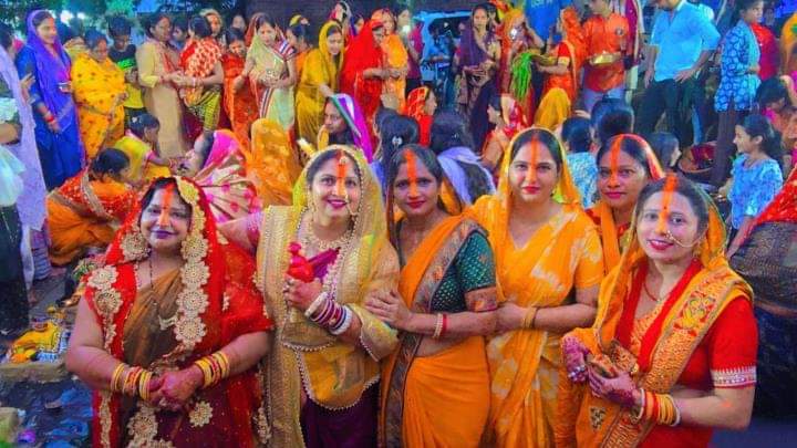 खैरा भवानी मंदिर परिसर में छठ पूजा करने पहुंचीं महिलाएं। स्रोत: सोशल मीडिया