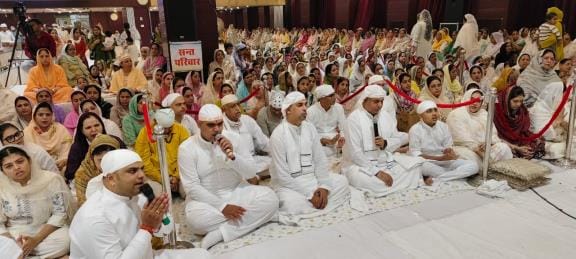 The sons of the late saint of Sindhi community were enthroned.