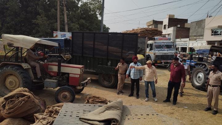 Market of controversies... disputes over moisture in Faggu and rampant disorder in Sirsa, traders troubled by security concerns, police have deployed personnel