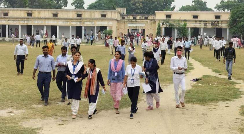 महाराज सिंह इंटर कॉलेज से डीएलएड की परीक्षा देकर बाहर निकलते प्रशिक्षु।   -संवाद