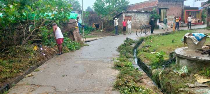 Due to non-arrival of sanitation workers, sanitation system in Chhabbapurwa collapsed