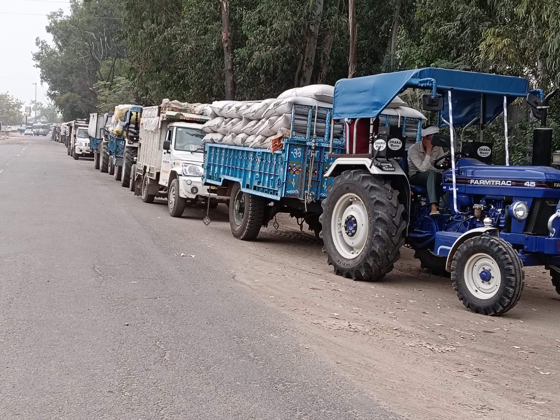नई अनाज मंडी के बाहर लगी ट्रैक्टर-ट्रॉलियों की कतार। संवाद