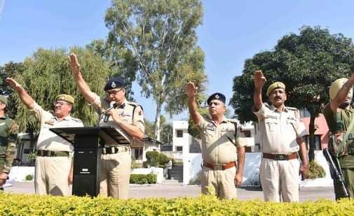 पुंछ पुलिस लाईन में सर्तकता जागरूकता सप्ताह के अंतरगत ईमानदारी की शपथलेते पुलिस अधिकारी