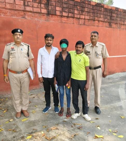 After 17 days, the smile returned to the teenager's face upon meeting his father; he had accidentally boarded the train on October 10.