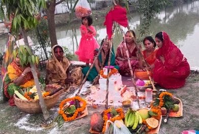 Devotees immersed in devotion on the occasion of Chhath Mahaparva, crowds remained at the ghats