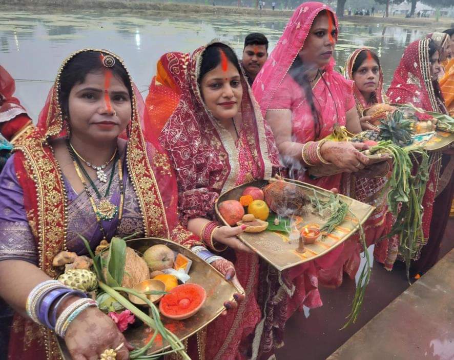 पुलिस लाइन स्थित बेरिया मंदिर परिसर में छठ पूजा के अवसर पर डूबते सूरज को अर्घ्य देतीं सुहागिने