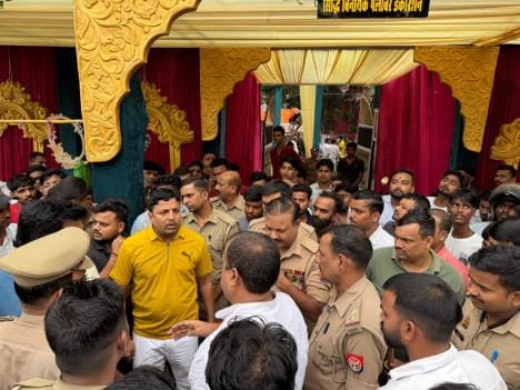 In Gorakhpur, Ramlila Committee President and Councilor beaten up in a dispute over putting up a banner