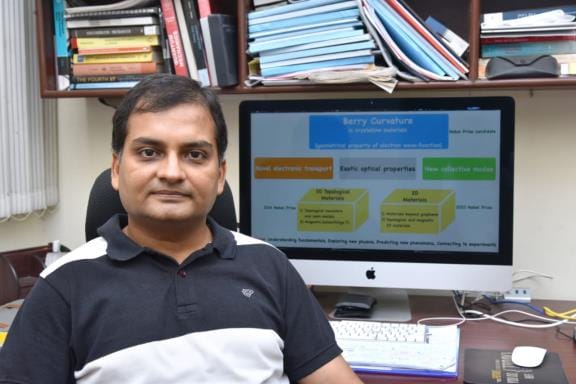 Professor Amit Kumar of IIT Kanpur receives the Shanti Swarup Bhatnagar Award.