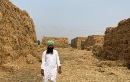 Not pollution but prosperity... Ranjit Singh, a farmer from Panihari village, has been earning money from stubble and has provided employment to 400 people.