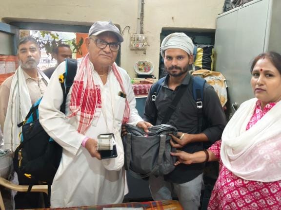 A roadways conductor returned a bag full of currency notes to a passenger from Uttarakhand