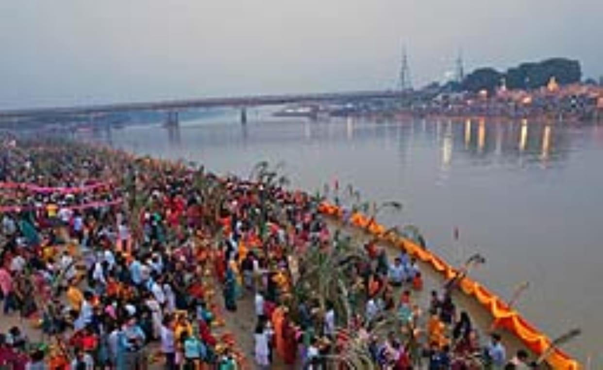 Gorakhpur News: Wishes for good luck by offering prayers to the setting sun
